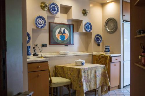 ミラッツォにあるCasa al borgo di Milazzoの- 壁に青と白の皿が敷かれたキッチン