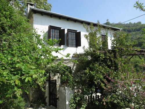 Gallery image of Koukourava Garden in Makrinítsa