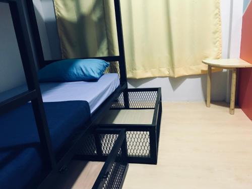Кровать или кровати в номере The Good Travelers Hostel - KL Airport