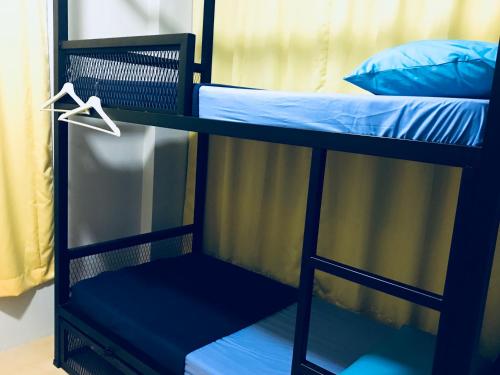 Кровать или кровати в номере The Good Travelers Hostel - KL Airport
