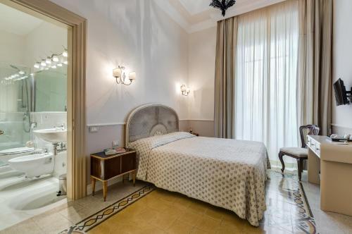 Een bed of bedden in een kamer bij Rome Charming Suites