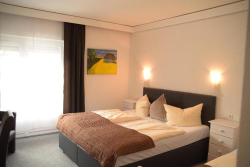sypialnia z łóżkiem z brązowym kocem w obiekcie Landhotel Röfleuten w mieście Pfronten