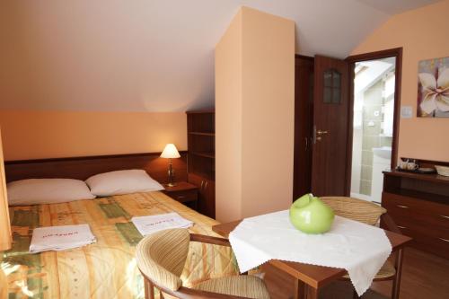 um quarto com uma cama e uma mesa com cadeiras em Willa Grażyna em Ustroń