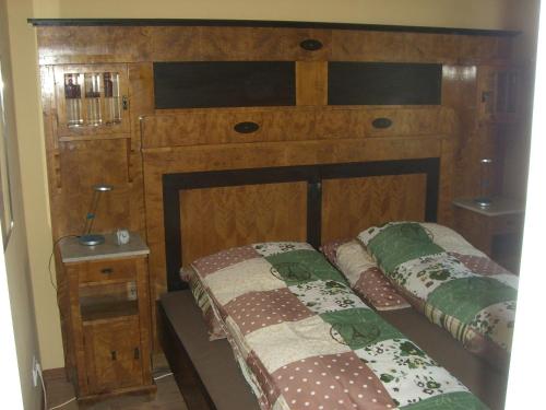 een slaapkamer met een bed met een houten hoofdeinde bij Villa Moeller in Treuenbrietzen
