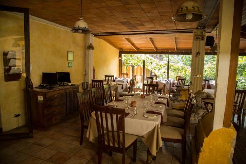un ristorante con tavoli e sedie in una stanza di Hotel Las Farolas a Antigua Guatemala