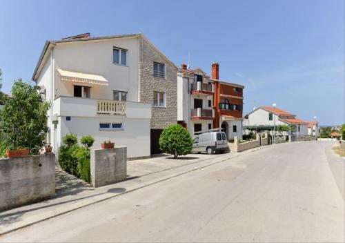 eine Straße mit Häusern und einem Auto auf der Straße in der Unterkunft Apartments Mima in Zadar