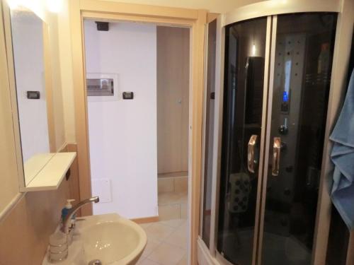 bagno con doccia, lavandino e servizi igienici di B&B Le Peschiere a Montefiorino