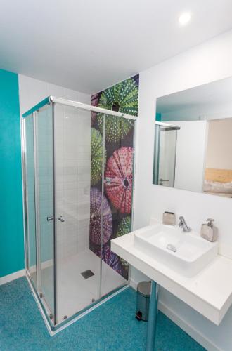 a bathroom with a shower and a sink at We Hostel Palma - Albergue Turístico in Palma de Mallorca