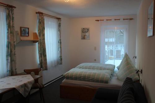 a bedroom with two beds and a window at Gasthaus Zur Waldesruh in Waffenbrunn