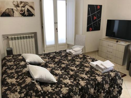 カタンザーロにあるHouse Corso Mazzini 214のベッドルーム(枕付きベッド1台、テレビ付)