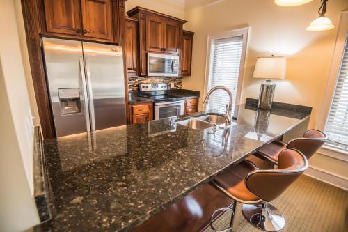 a kitchen with a counter top and a refrigerator at Magnolia Creek Lodge in Cottonwood
