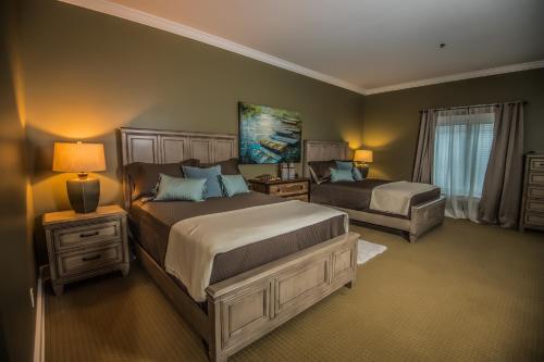 Magnolia Creek Lodge tesisinde bir odada yatak veya yataklar