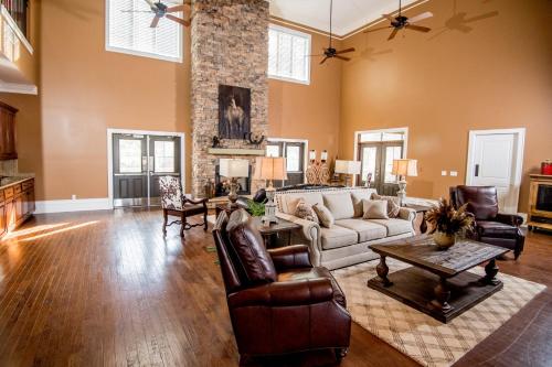Χώρος καθιστικού στο Magnolia Creek Lodge