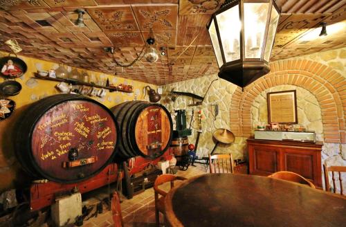 uma sala de jantar com uma mesa e dois barris de vinho em Villa Ana Margarida by Nature na Ericeira