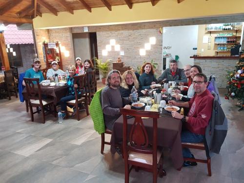 MachachiにあるCasa del Montañeroのレストランのテーブルに座っている人々のグループ