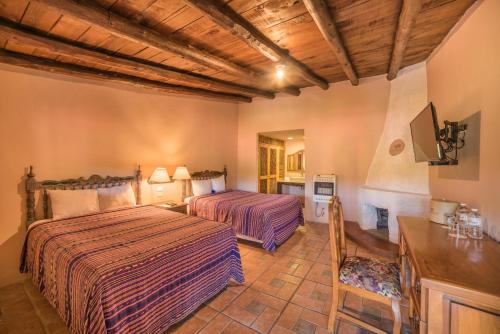 Giường trong phòng chung tại Hotel Barrancas del Cobre a Balderrama Collection Hotel