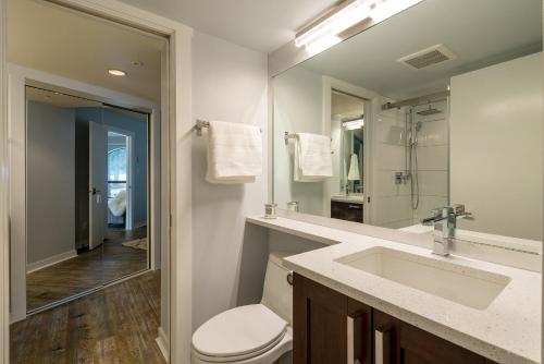 Et badeværelse på Marquise by Whistler Blackcomb Vacation Rentals