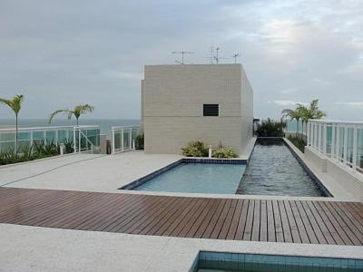 ein Gebäude mit einem Pool am Meer in der Unterkunft JTR Mexico Vista Mar in Maceió