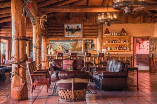 Area lounge atau bar di Hotel El Mirador a Balderrama Collection Hotel