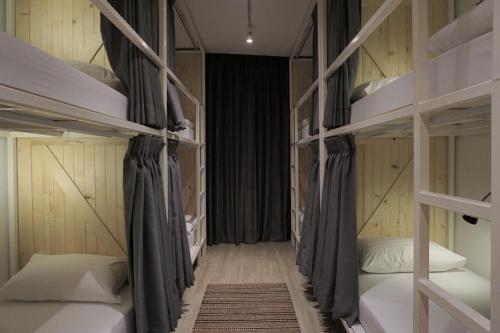 Двухъярусная кровать или двухъярусные кровати в номере Pinto Hostel