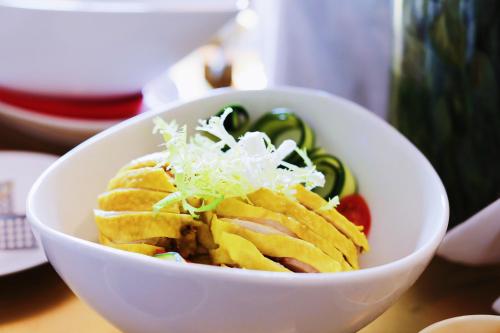ホテルの敷地内または近くでの食事または食べ物