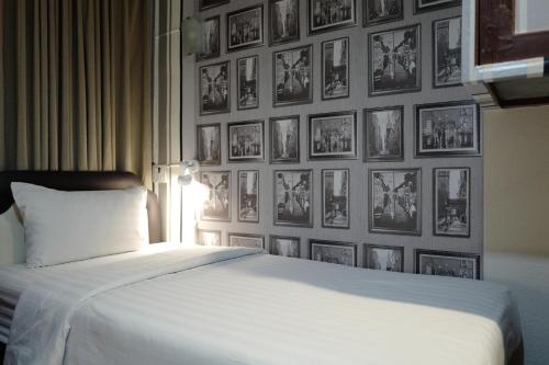 Un pat sau paturi într-o cameră la Decordo Hostel