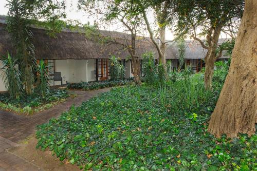 Taman di luar Safari Club Guest Lodge OR Tambo International Airport