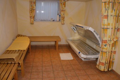ein kleines Zimmer mit zwei Bänken und einem Tisch in der Unterkunft Haus Sorgschrofen in Pfronten