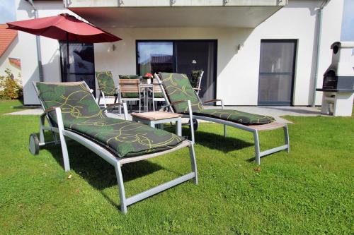 ゲーレン・レビンにあるVILLA HUeGEL _ EG_Fewoの芝生の椅子群