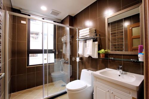 łazienka z toaletą, umywalką i prysznicem w obiekcie Tuscany Homestay w mieście Hualian