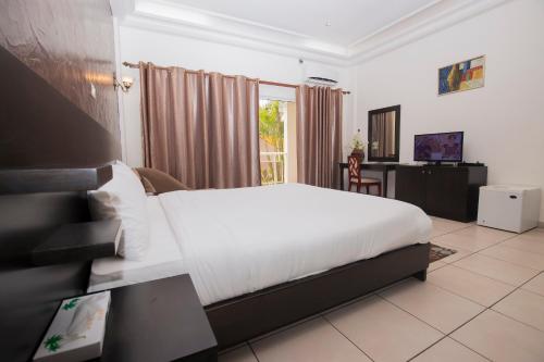 Tempat tidur dalam kamar di Hotel Palm Beach