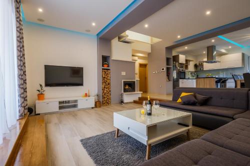 Villa Toni with 5 bedrooms and heated pool