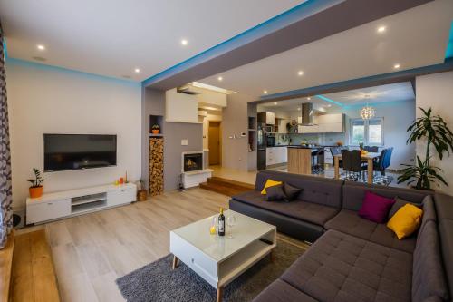 Villa Toni with 5 bedrooms and heated pool
