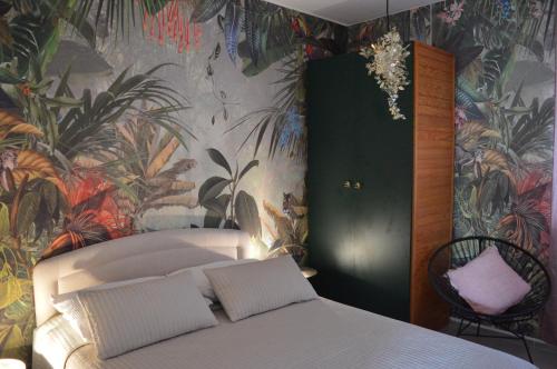una camera da letto con un letto e carta da parati tropicale di Summer House Krištof a Vrbanj
