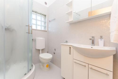 Ένα μπάνιο στο Apartments Rose