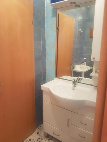 uma casa de banho com um lavatório e um espelho em Villa Maja em Omišalj