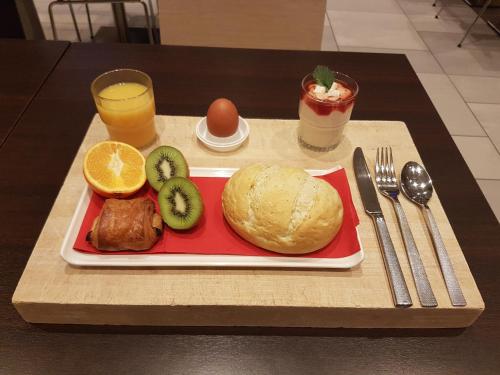 a tray with a plate of food on a table at ibis Leiden Centre in Leiden