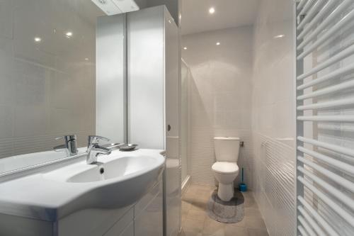 bagno bianco con lavandino e servizi igienici di Apartment Maison Fanjeaud a Pézenas