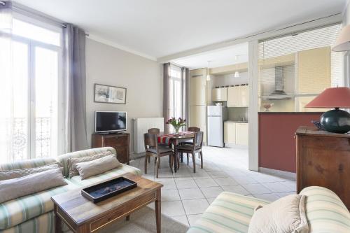 un salon avec un canapé et une table dans l'établissement Apartment Maison Fanjeaud, à Pézenas