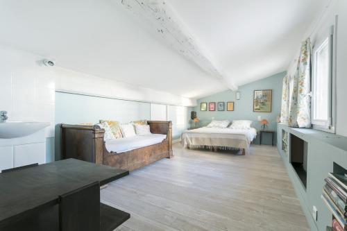 una camera con due letti e un lavandino di Apartment Maison Fanjeaud a Pézenas