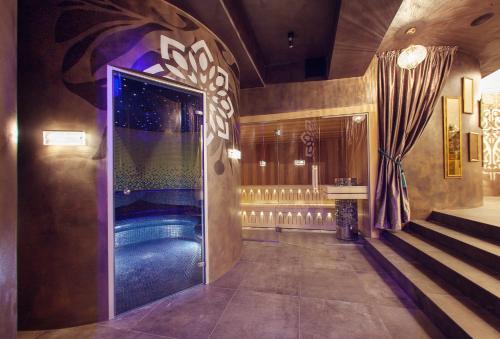 Majoituspaikassa Hotel Zlaty Klucik - Golden Key with Luxury SPA tai sen lähellä sijaitseva uima-allas