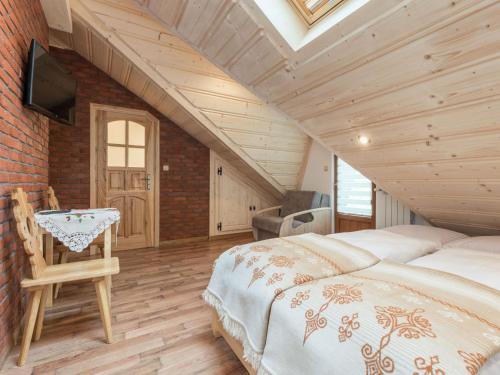 Un pat sau paturi într-o cameră la Willa Daglezja