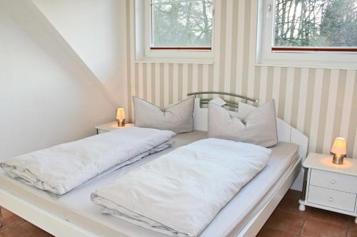 プレローにあるFerienhaus "Kleist "の白い枕2つ(ベンチに座った部屋内)