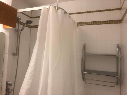 y baño con cortina de ducha y espejo. en Chiemgau Apartments II (Schuhbaum), en Inzell