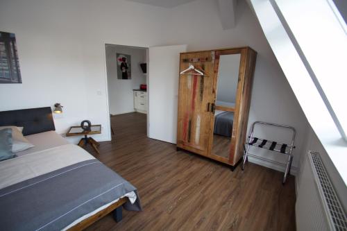 a bedroom with a bed and a mirror in a room at Quartier 1903 in Oldenburg