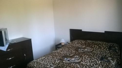 Un dormitorio con una cama con animales. en Flomar, en Piriápolis