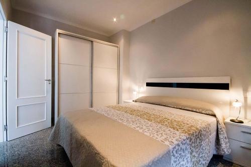艾薩羅的住宿－Paseo do Mar 2，一间卧室配有一张大床和一个衣柜