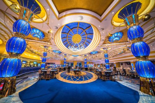 a banquet hall with blue domed ceilings and tables and chairs at King's Resort - casino and hotels in Rozvadov
