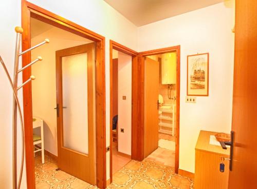 un corridoio con due porte che conducono a una camera di Apartments Loridana 279 a Vrsar