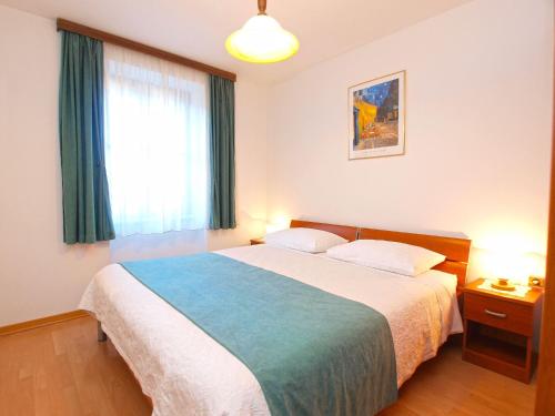 een slaapkamer met een groot bed en een raam bij Apartments Loridana 279 in Vrsar